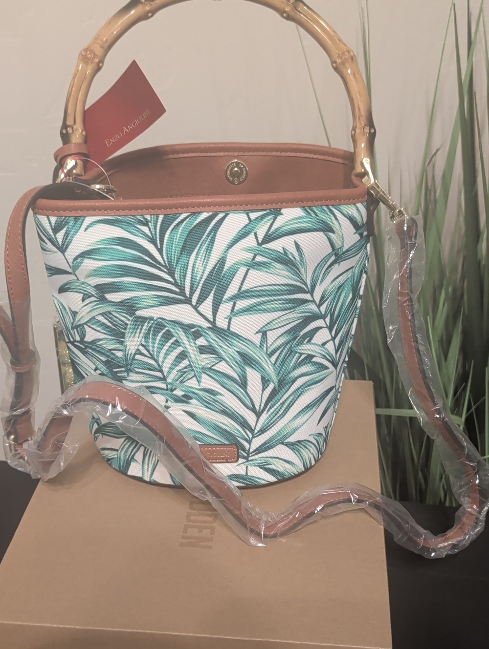 NWT.   ENZO ANGIOLINI PURSE.   SO CUTE